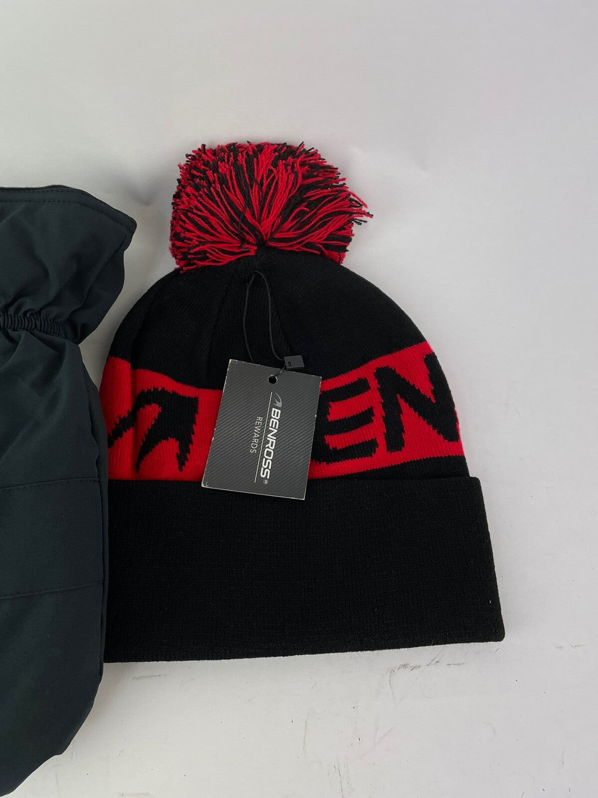 Golf Winter Gift Set Bobble Beanie & Winter Mitts /L/XL /Red/Black/New2