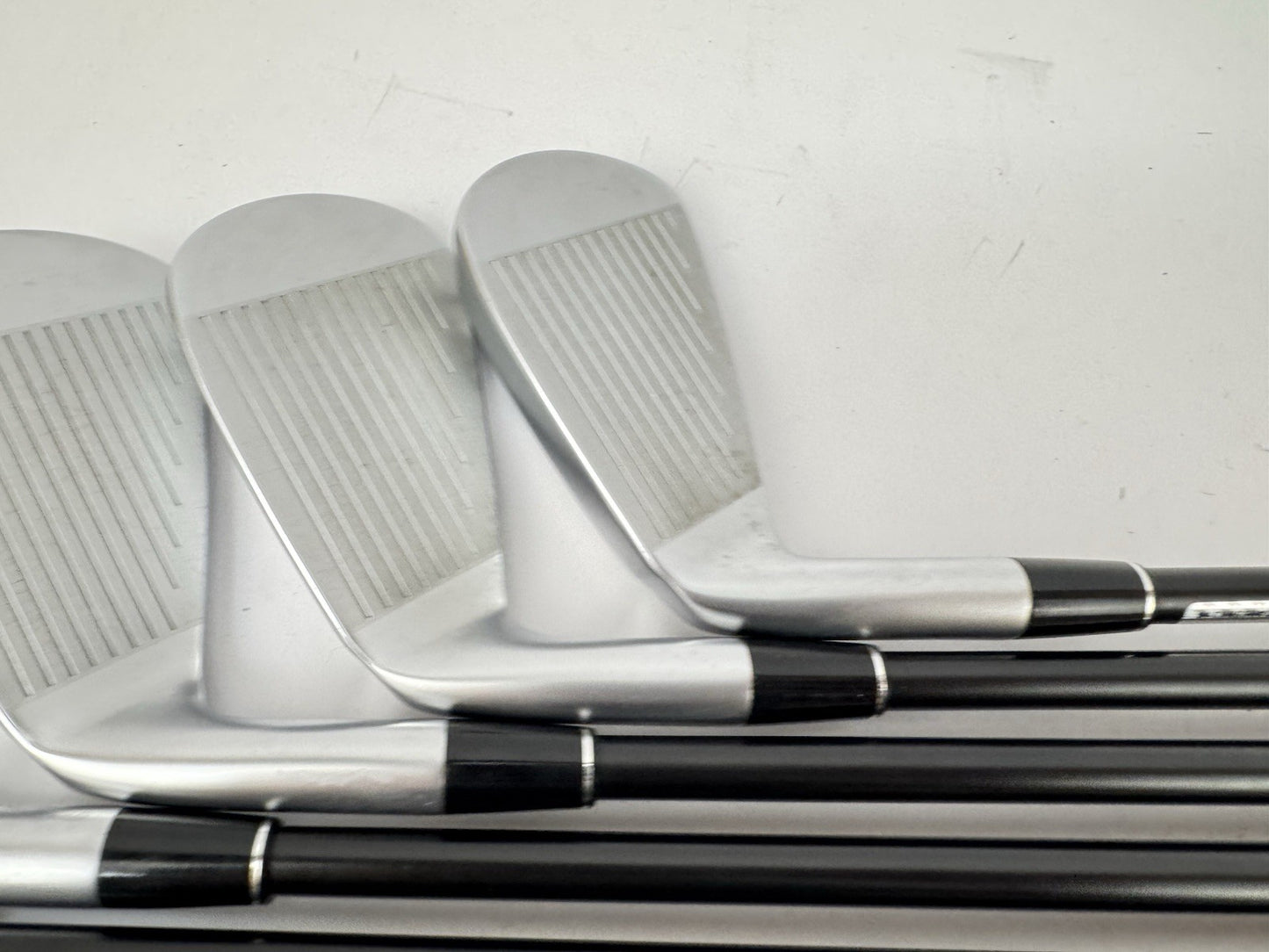 Srixon Zxi4 Irons 6-PW + AW Helium 60 F3 Regular Graphite /Lamkin Midsize /347496