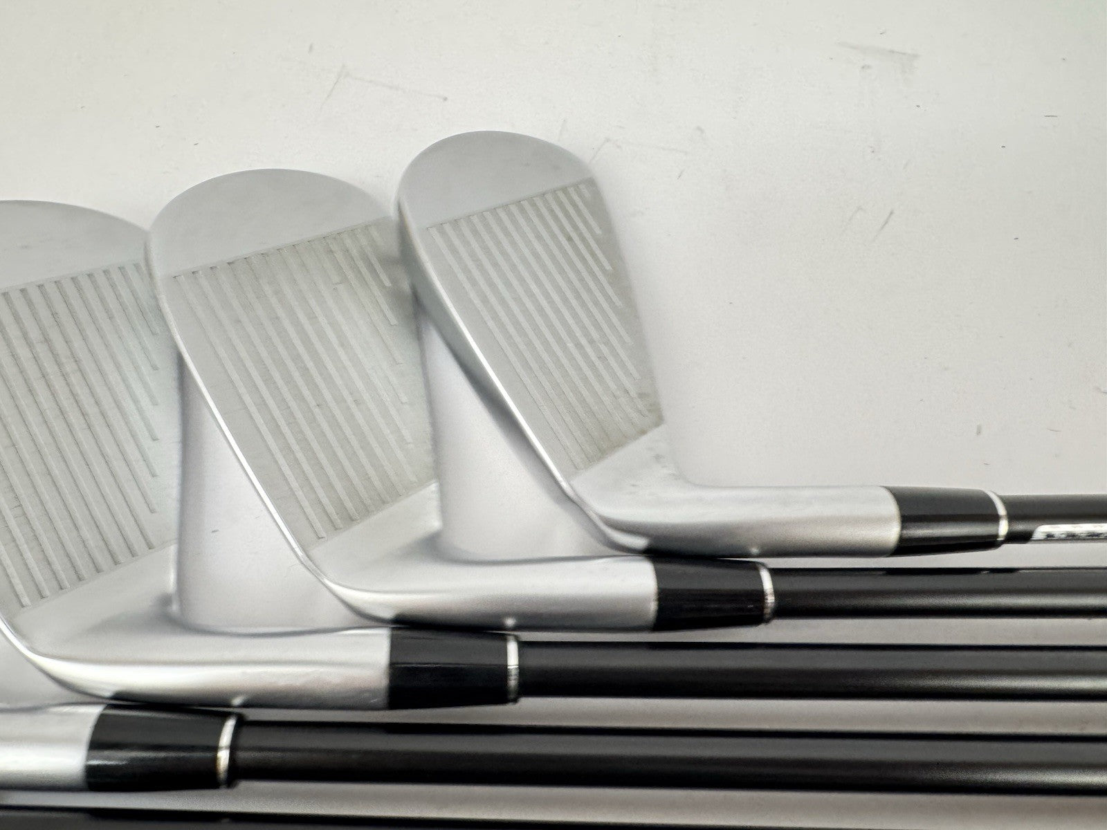 Srixon Zxi4 Irons 6-PW + AW Helium 60 F3 Regular Graphite /Lamkin Midsize /347496