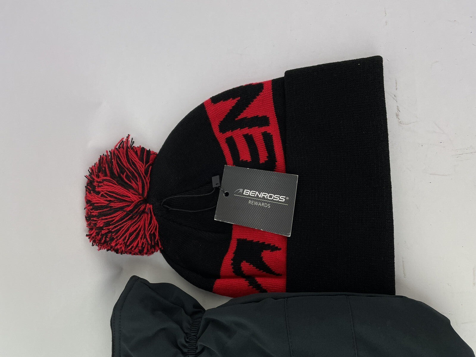 Golf Winter Gift Set Bobble Beanie & Winter Mitts /Size S/M Red/Black/New2