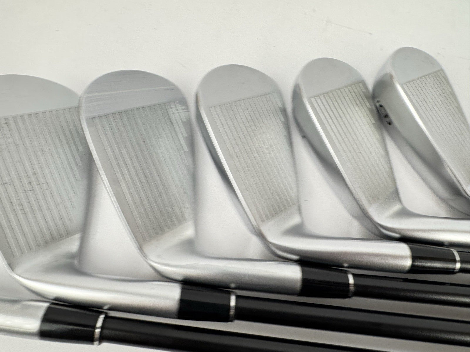 Srixon Zxi4 Irons 6-PW + AW Helium 60 F3 Regular Graphite /Lamkin Midsize /347495