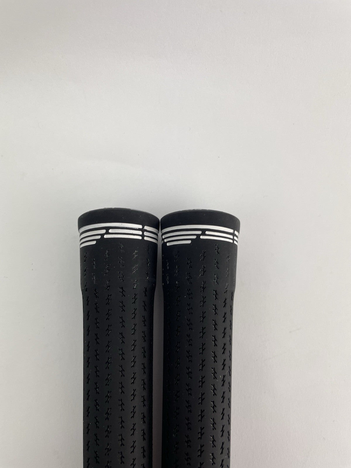 New Lamkin Golf Grips (2) Standard /+58R /Arccos Compatible /Black /White /298673
