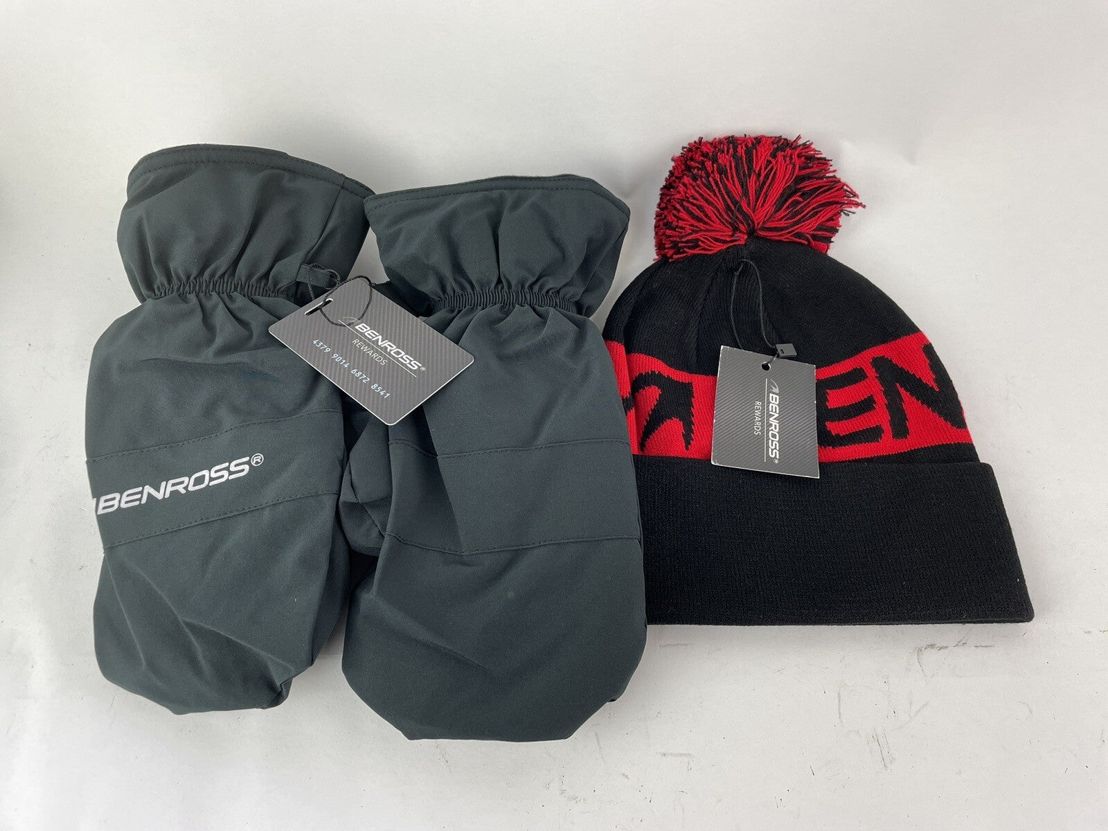 Golf Winter Gift Set Bobble Beanie & Winter Mitts /L/XL /Red/Black/New0