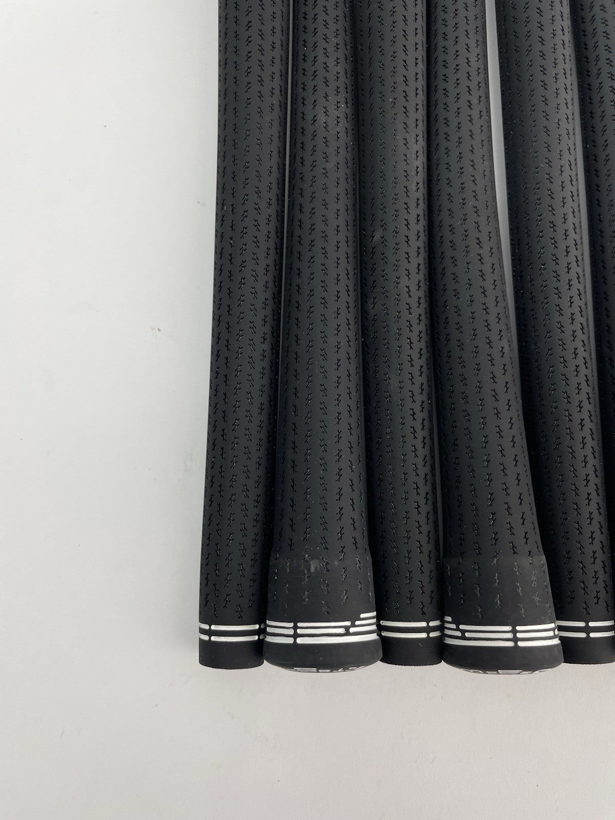 New Lamkin Golf Grips (6) Standard /+58R /Arccos Compatible /Black /White /298711